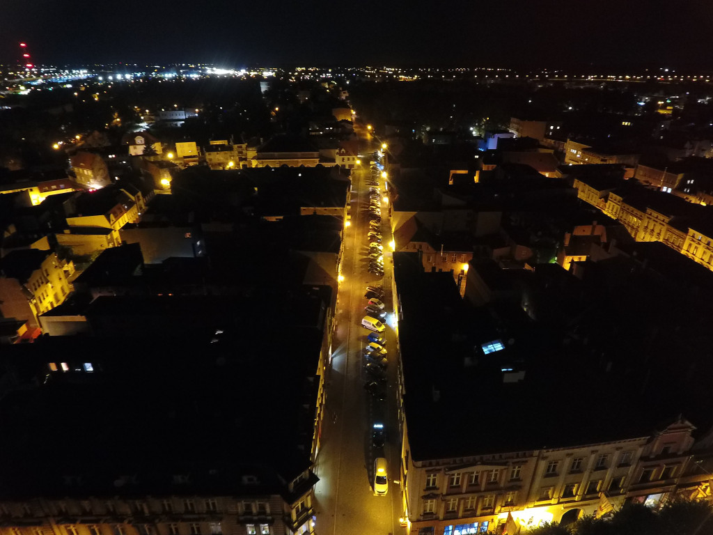 Rynek w Lesznie nocą