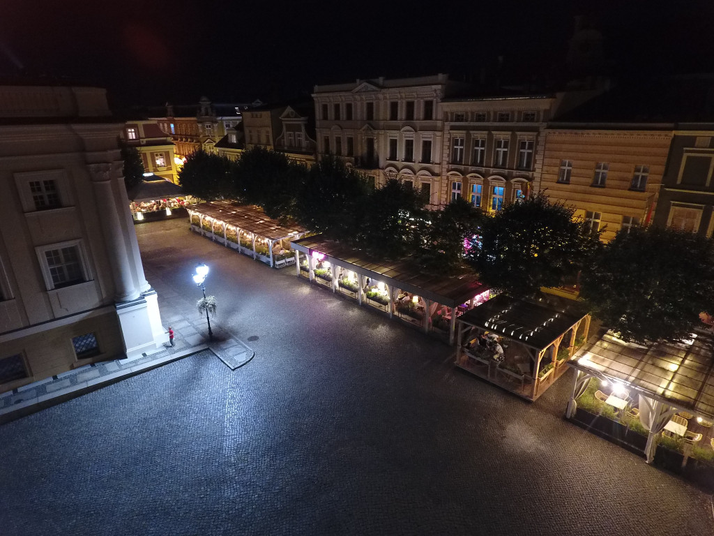 Rynek w Lesznie nocą