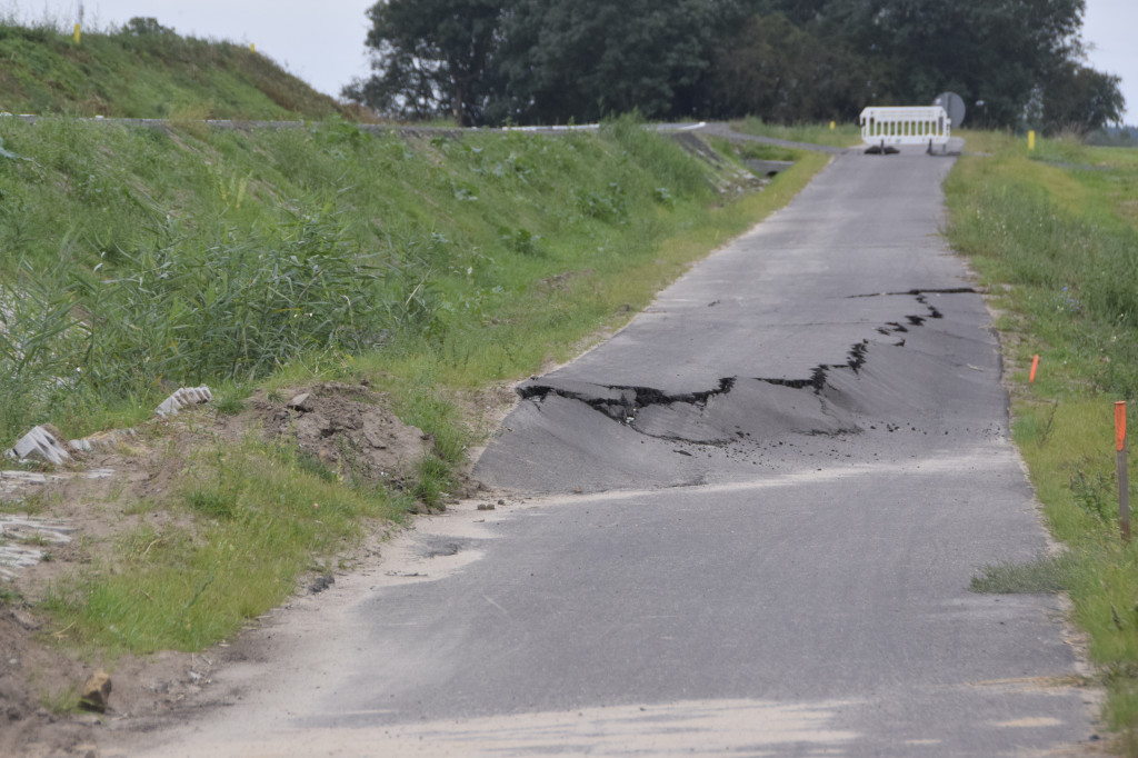 Zniszczona ścieżka rowerowa pod Osieczną