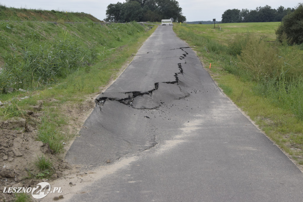 Zniszczona ścieżka rowerowa pod Osieczną
