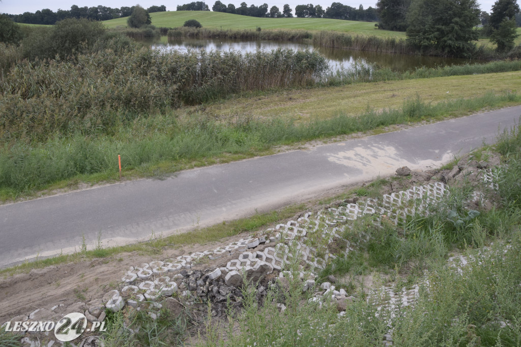 Zniszczona ścieżka rowerowa pod Osieczną