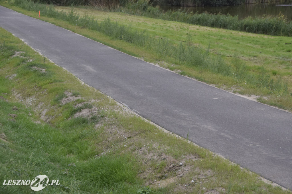 Zniszczona ścieżka rowerowa pod Osieczną