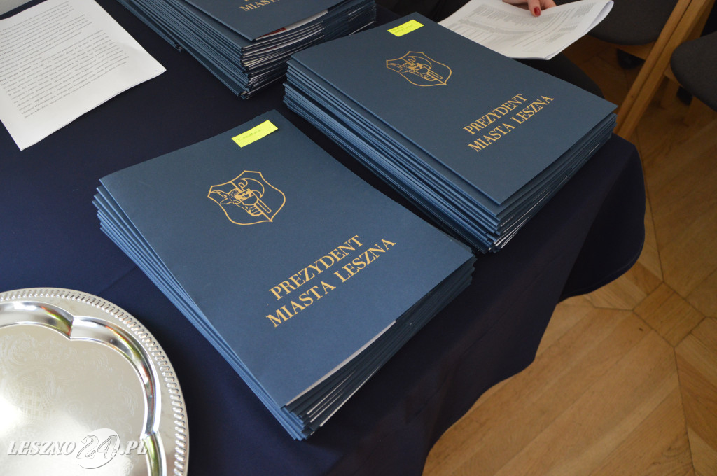 Medale, dyplomy i podziękowania. Wyróżniono nauczycieli