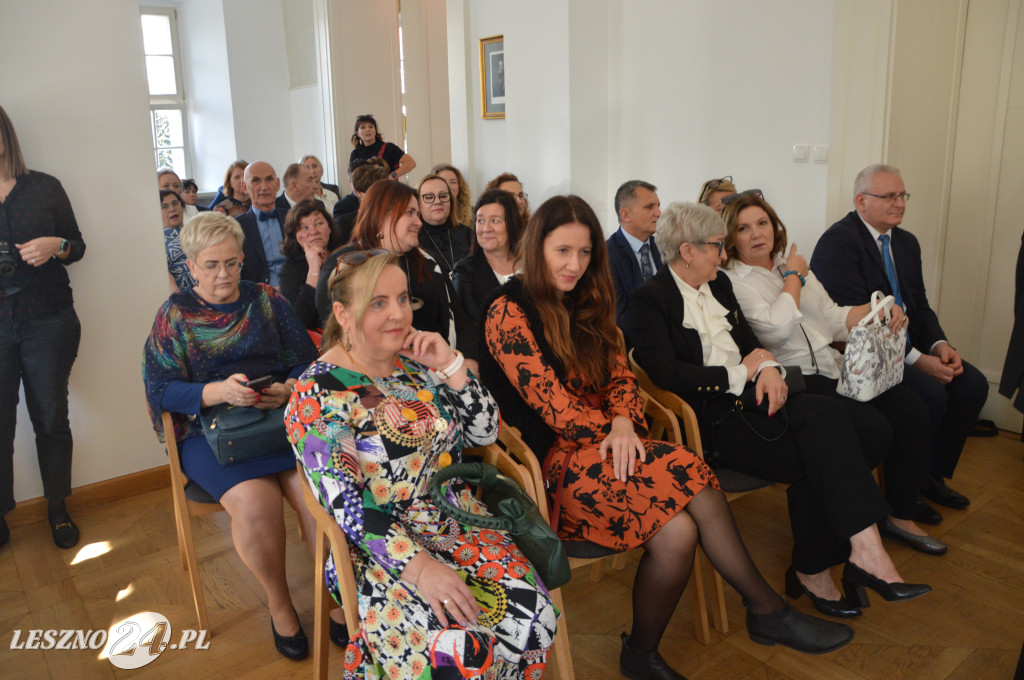 Medale, dyplomy i podziękowania. Wyróżniono nauczycieli