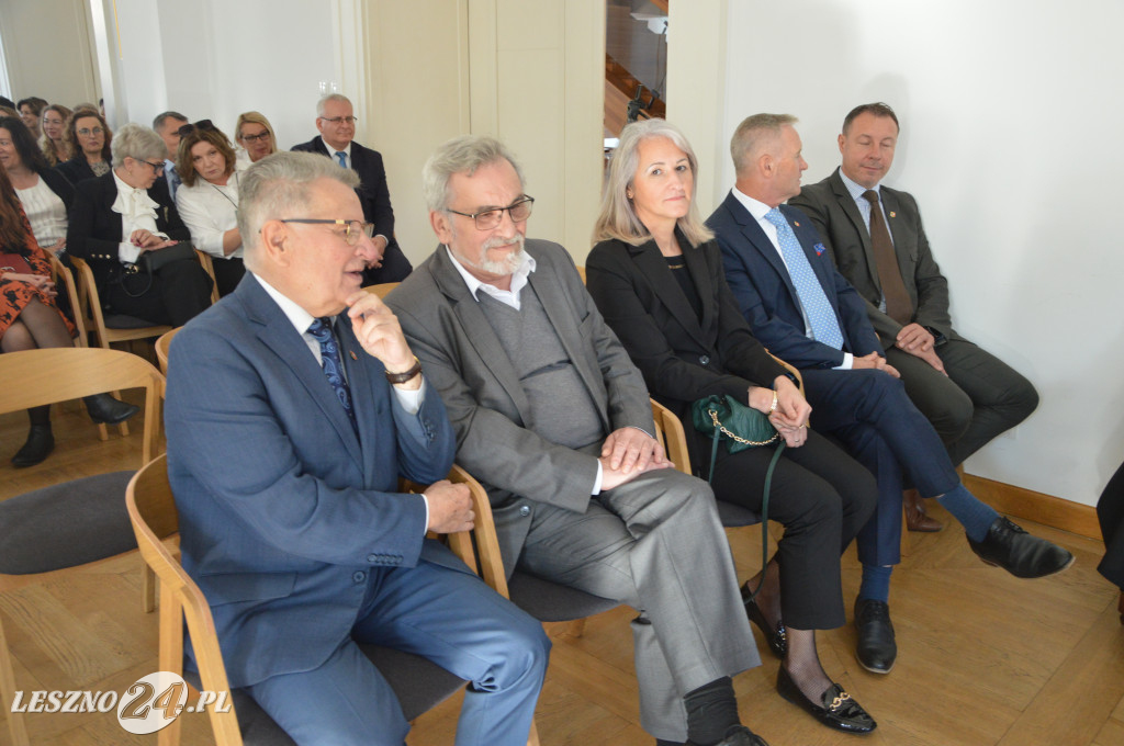 Medale, dyplomy i podziękowania. Wyróżniono nauczycieli
