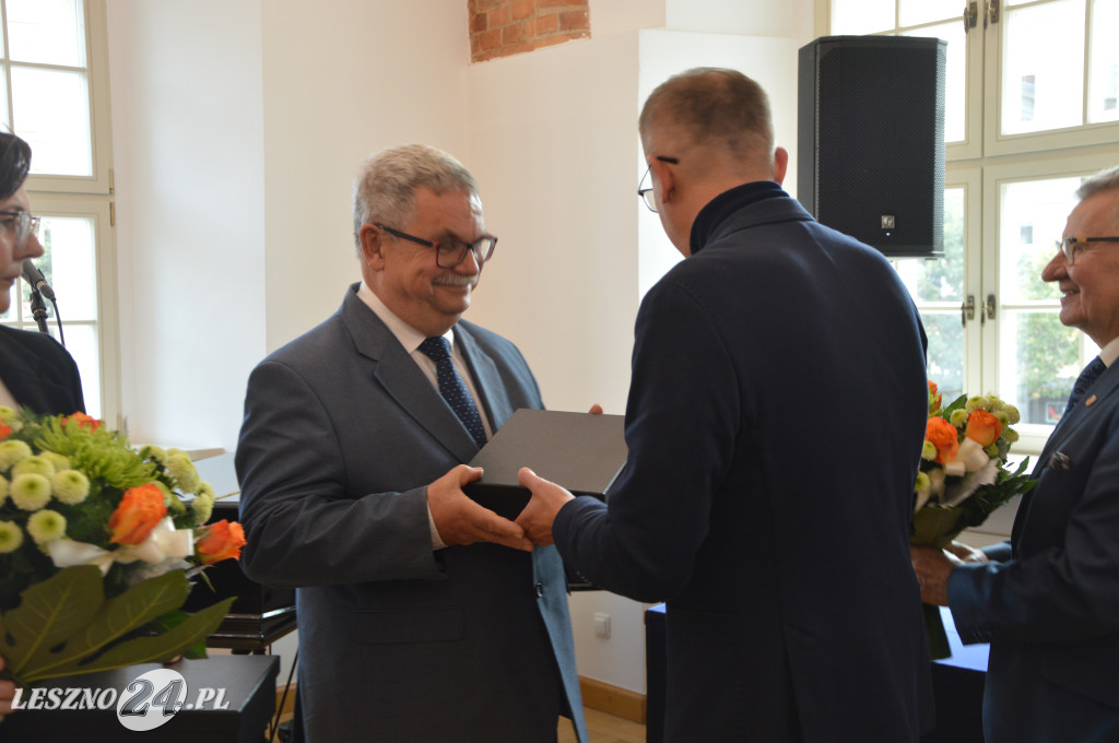 Medale, dyplomy i podziękowania. Wyróżniono nauczycieli