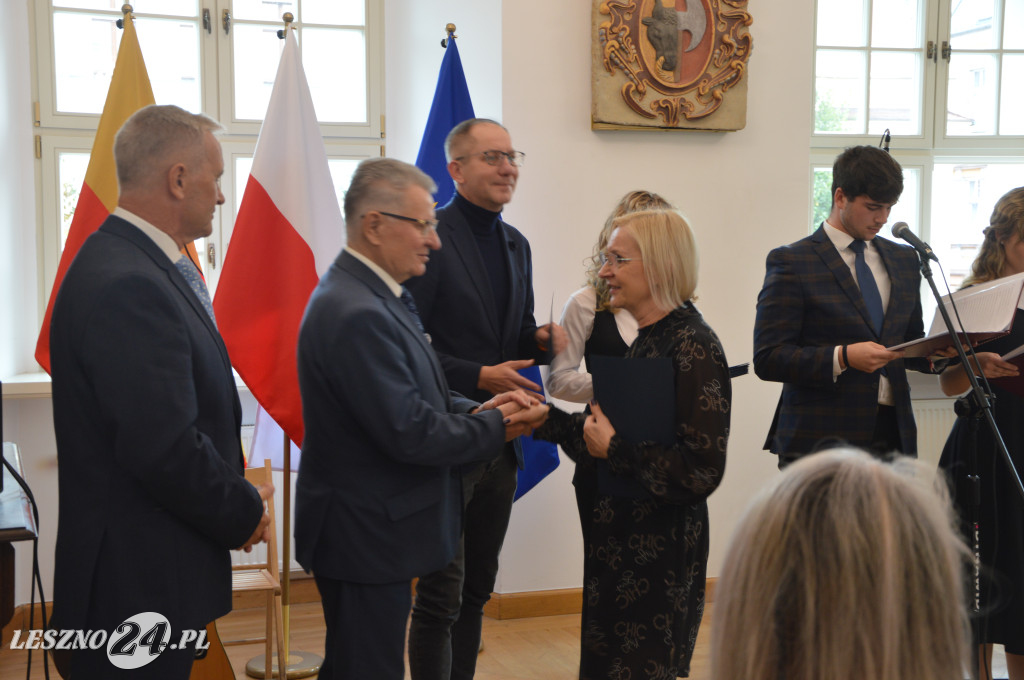 Medale, dyplomy i podziękowania. Wyróżniono nauczycieli