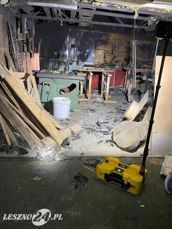 Nocny pożar w przydomowej stolarni