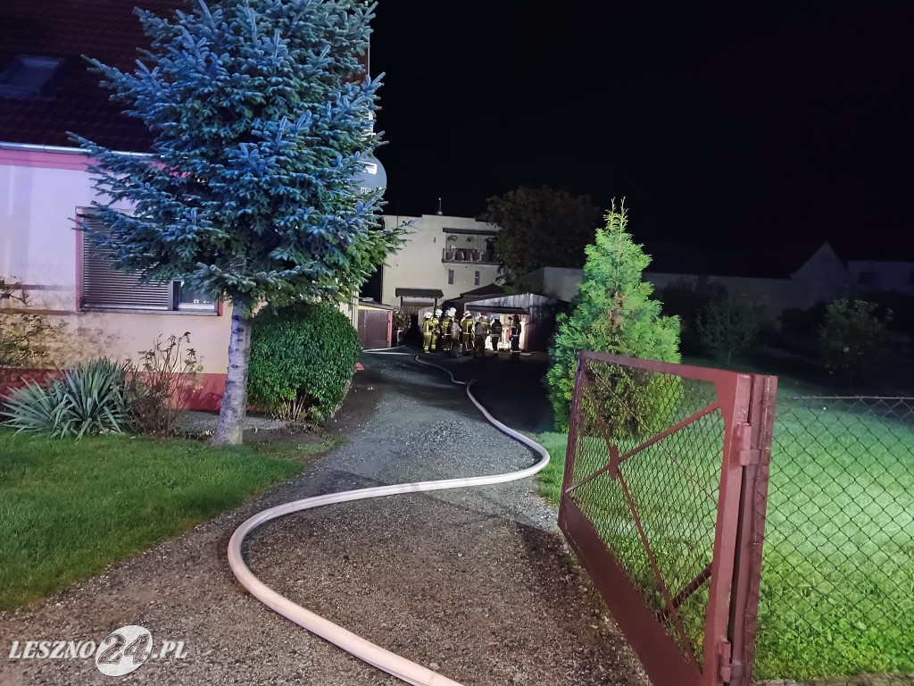 Nocny pożar w przydomowej stolarni