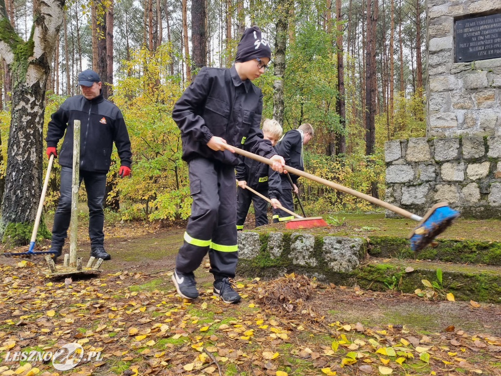 Strażacy porządkowali miejsce pamięci