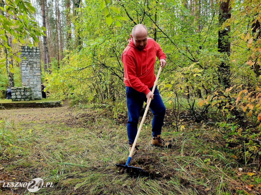 Strażacy porządkowali miejsce pamięci
