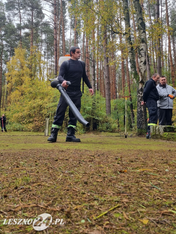 Strażacy porządkowali miejsce pamięci