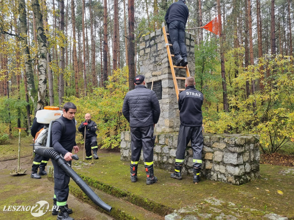 Strażacy porządkowali miejsce pamięci