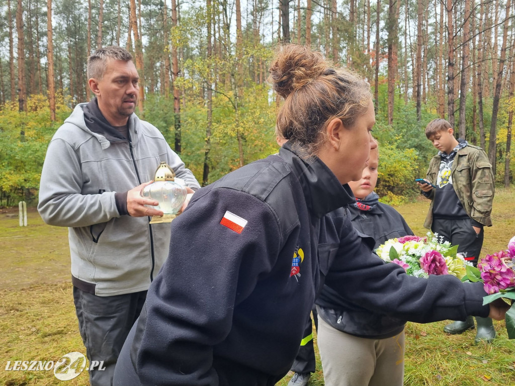 Strażacy porządkowali miejsce pamięci