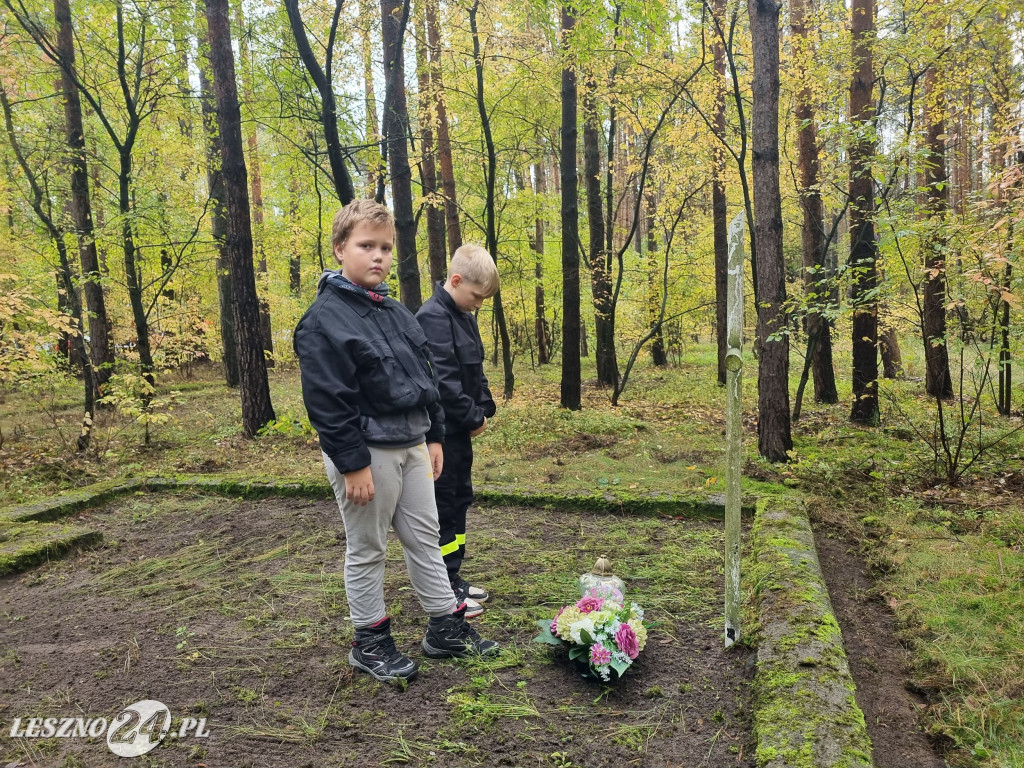 Strażacy porządkowali miejsce pamięci