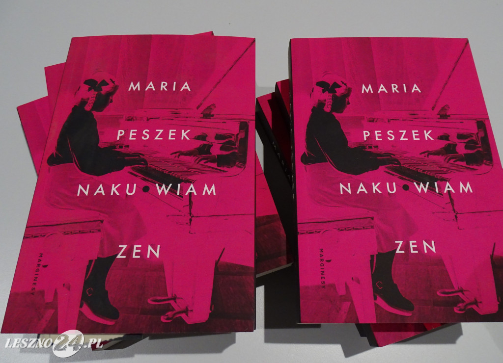Maria Peszek w bibliotece w Lesznie