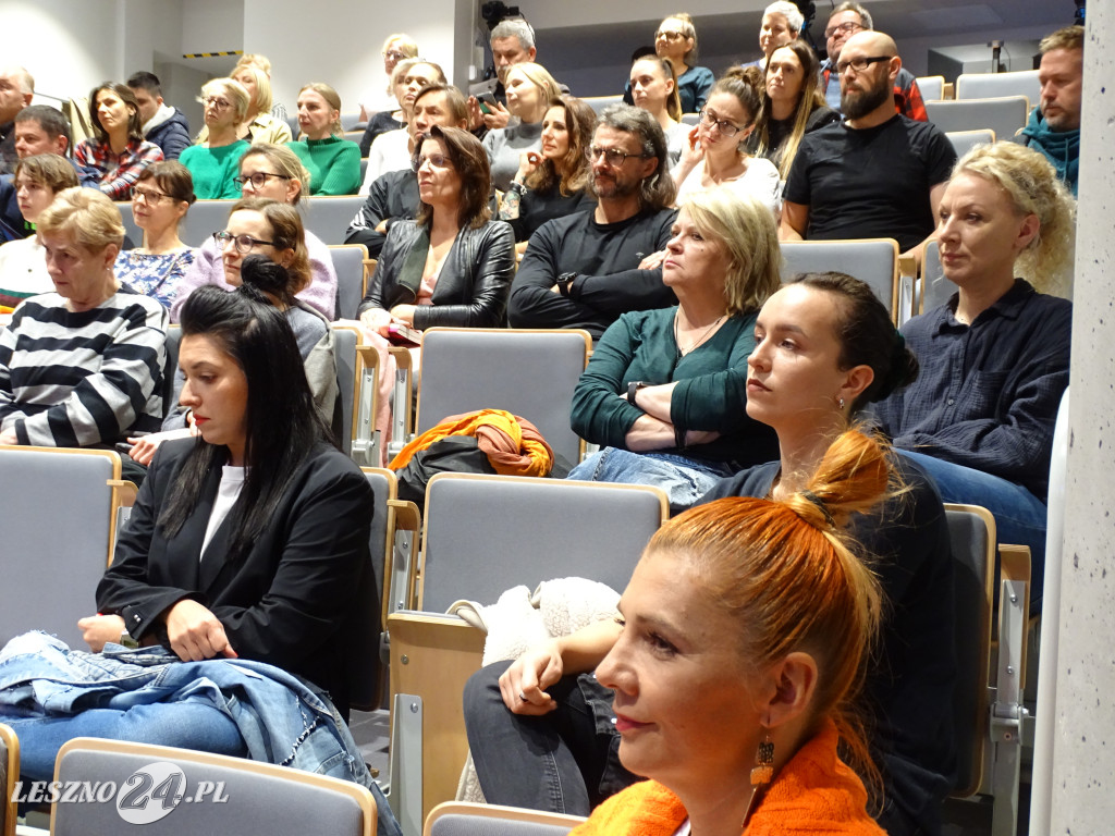Maria Peszek w bibliotece w Lesznie