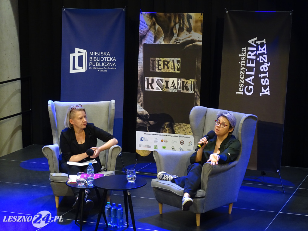Maria Peszek w bibliotece w Lesznie