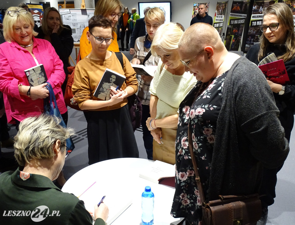 Maria Peszek w bibliotece w Lesznie