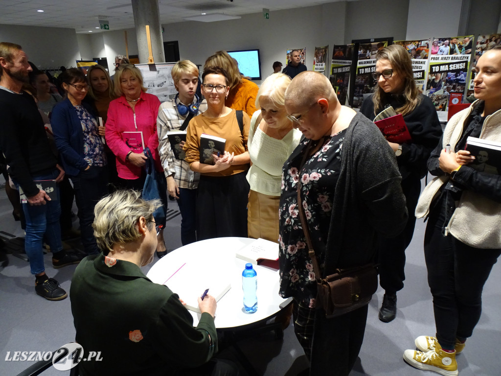 Maria Peszek w bibliotece w Lesznie