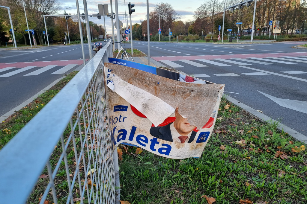Banery posła Piotra Kalety zaśmiecają Leszno