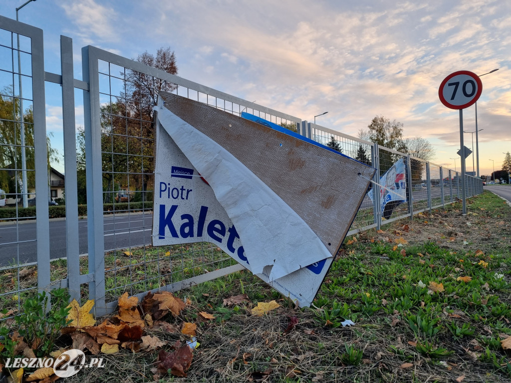 Banery posła Piotra Kalety zaśmiecają Leszno