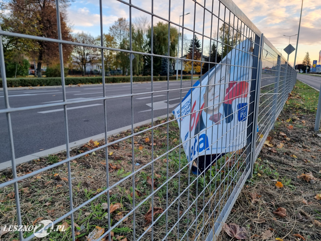 Banery posła Piotra Kalety zaśmiecają Leszno
