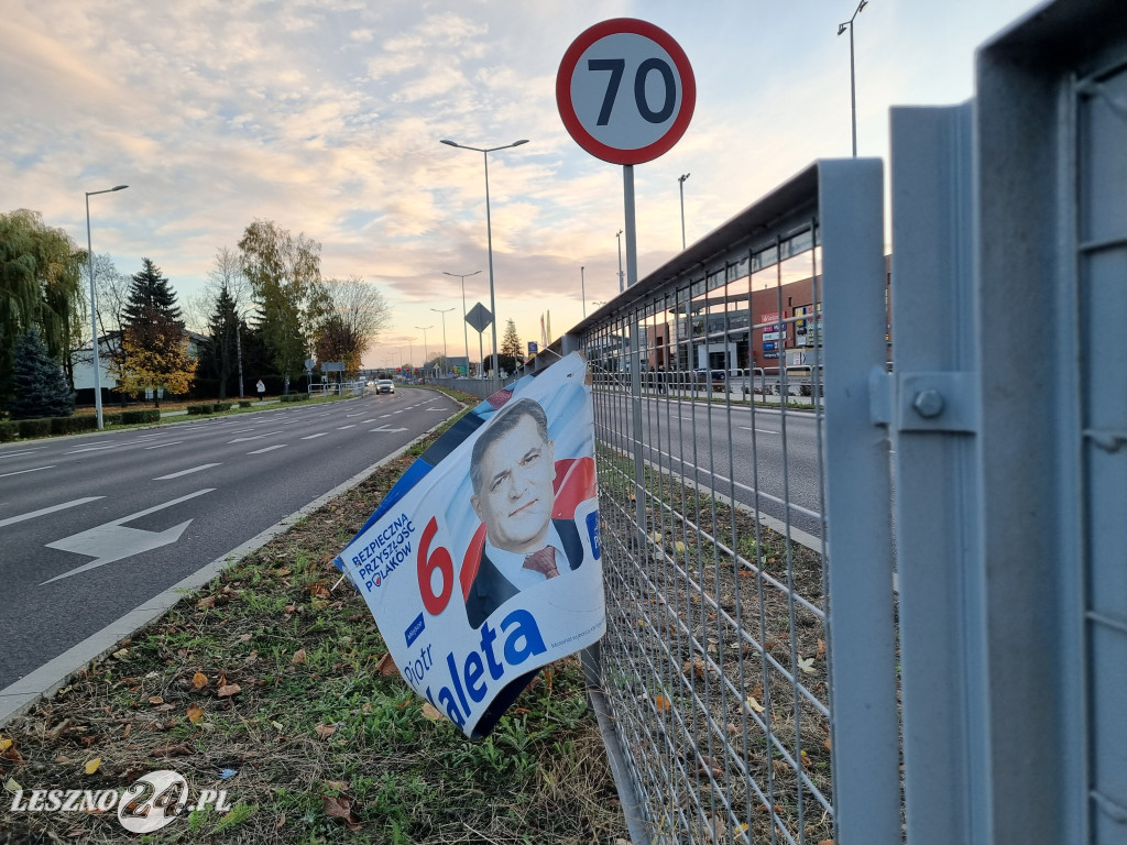 Banery posła Piotra Kalety zaśmiecają Leszno