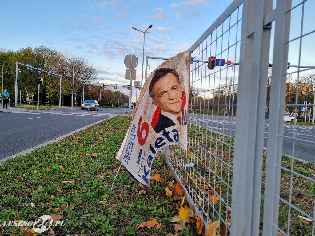 Banery posła Piotra Kalety zaśmiecają Leszno
