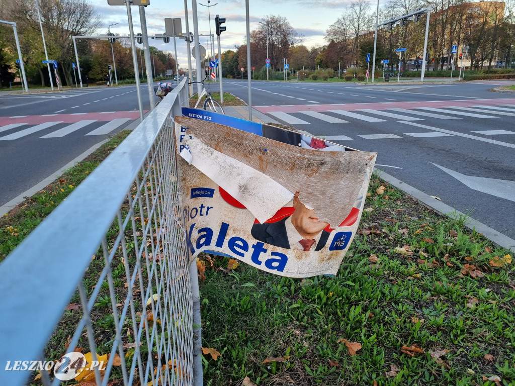 Banery posła Piotra Kalety zaśmiecają Leszno