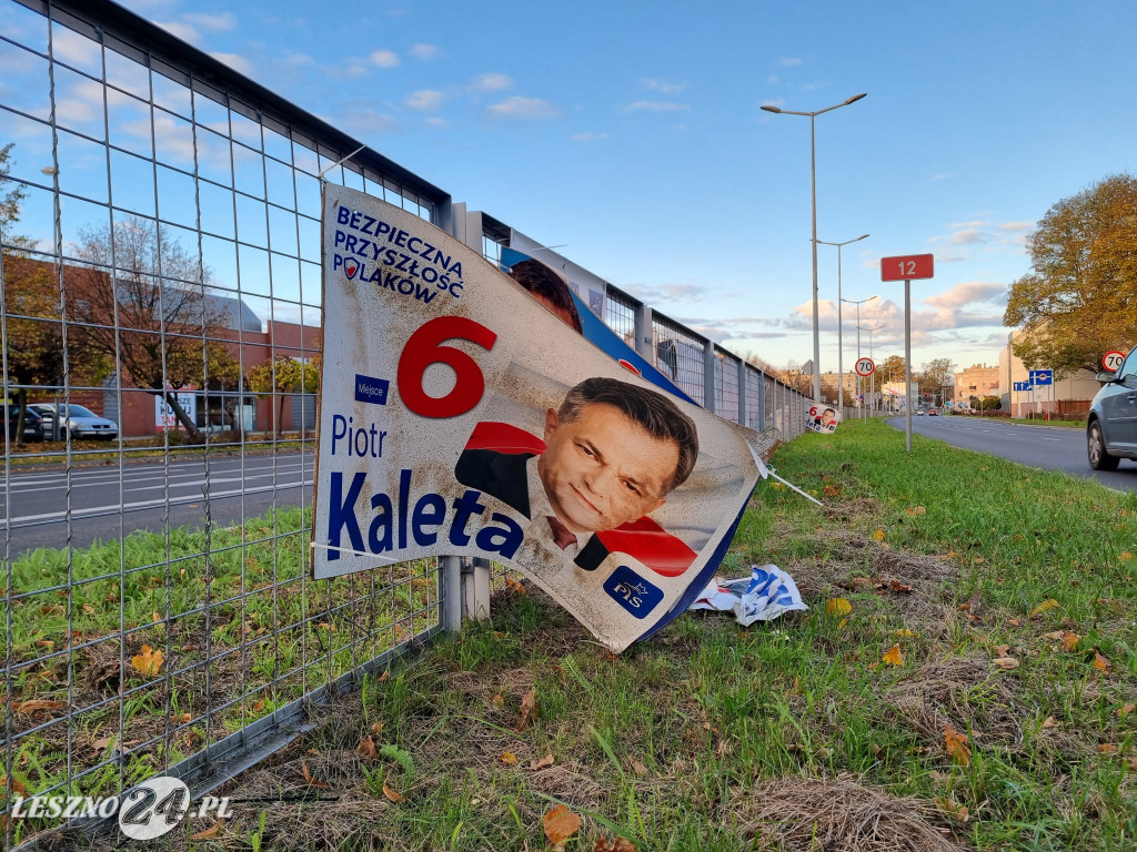 Banery posła Piotra Kalety zaśmiecają Leszno