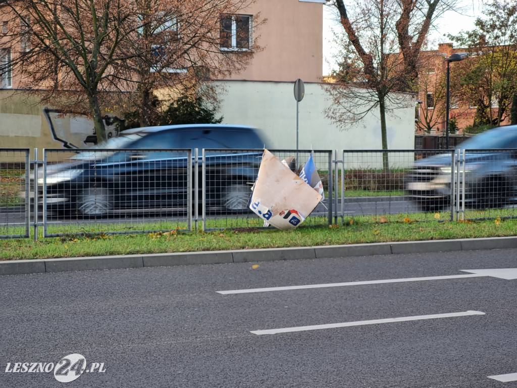 Banery posła Piotra Kalety zaśmiecają Leszno