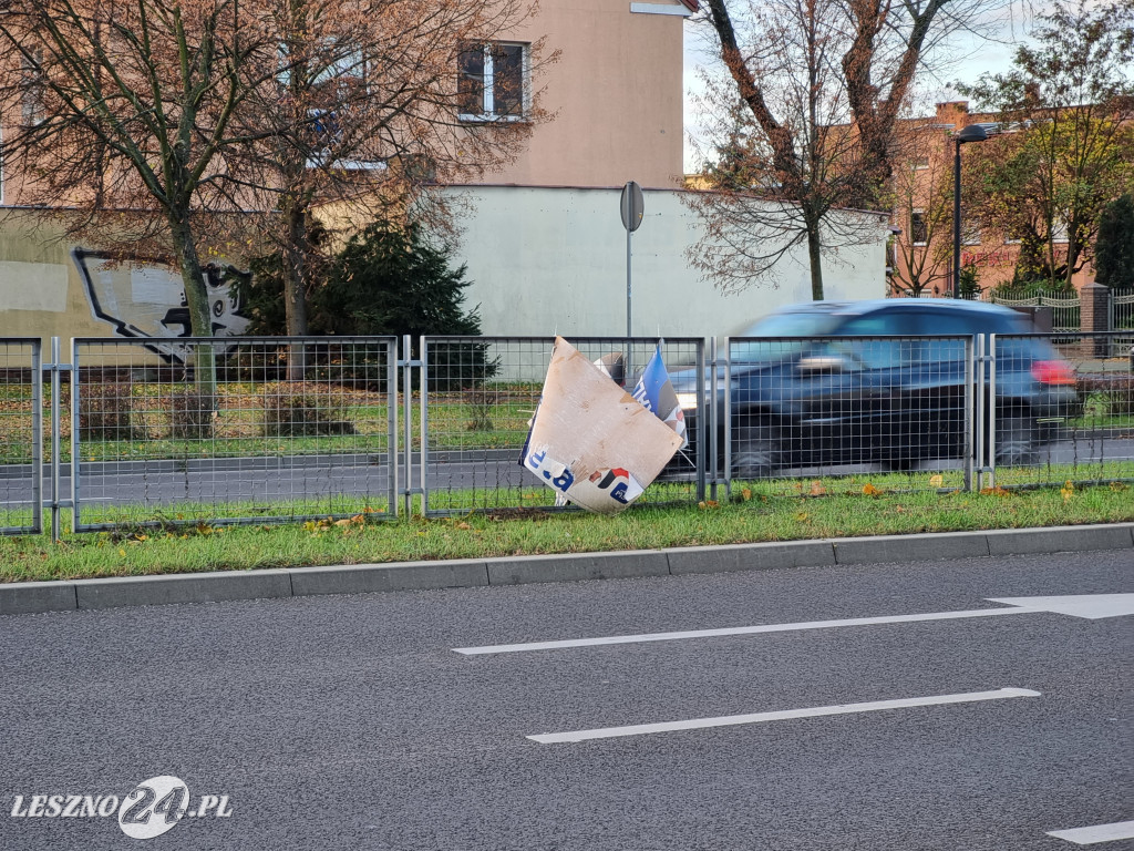Banery posła Piotra Kalety zaśmiecają Leszno