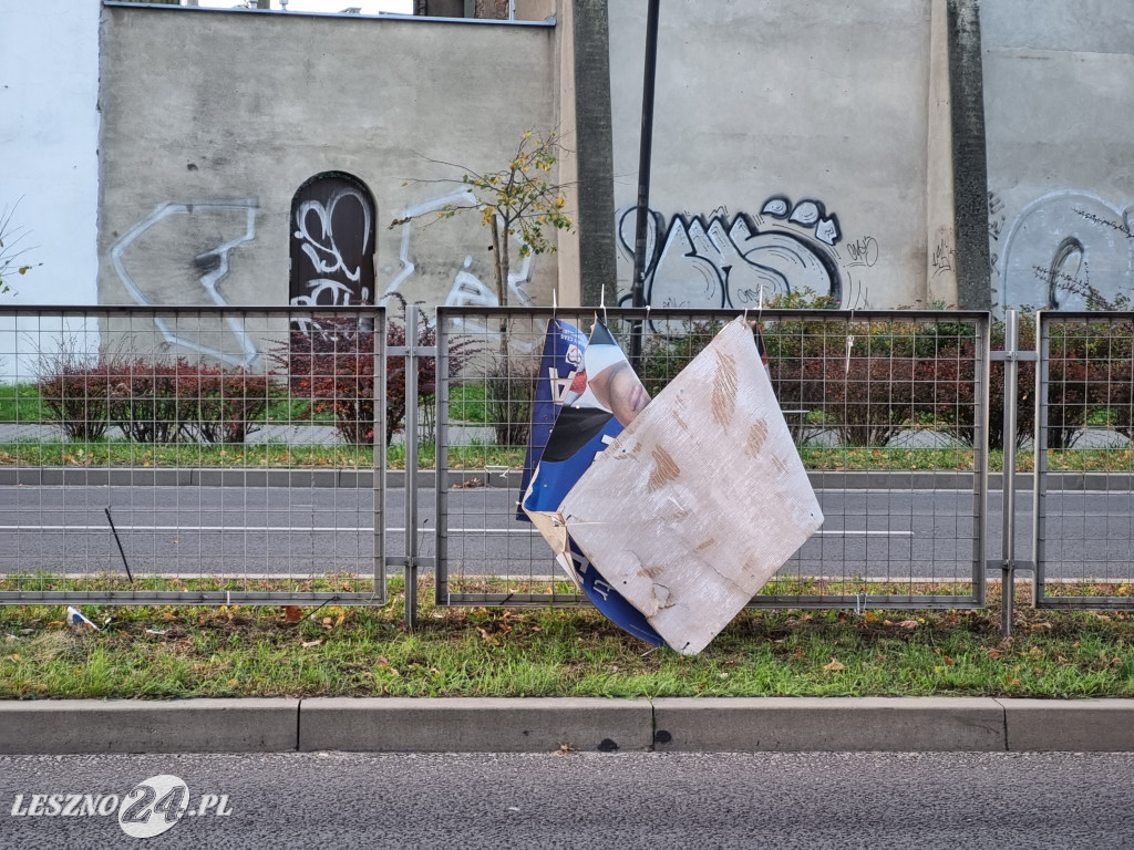 Banery posła Piotra Kalety zaśmiecają Leszno