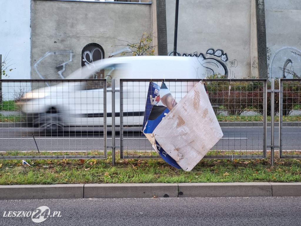 Banery posła Piotra Kalety zaśmiecają Leszno
