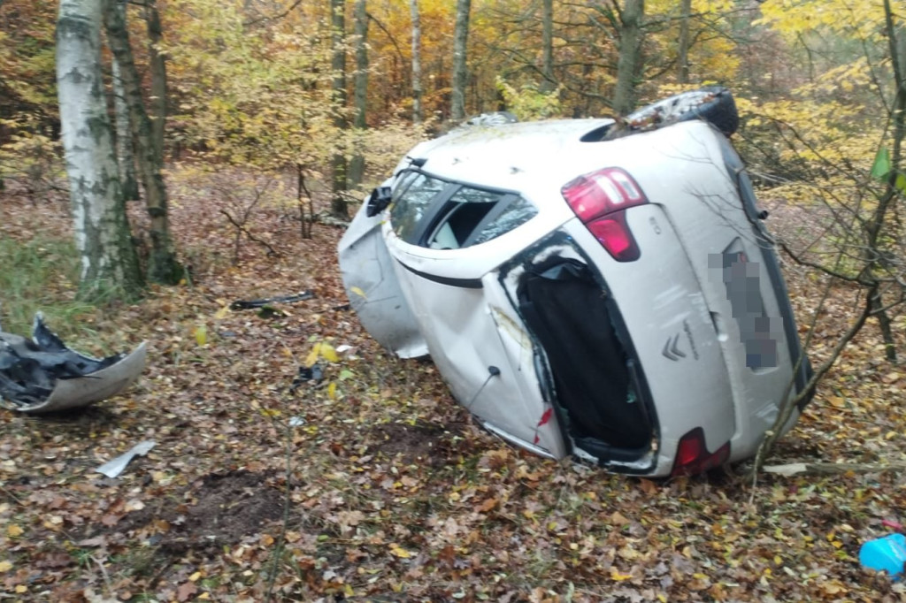 Poślizg na błocie i wywrotka samochodu