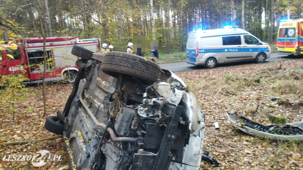 Poślizg na błocie i wywrotka samochodu