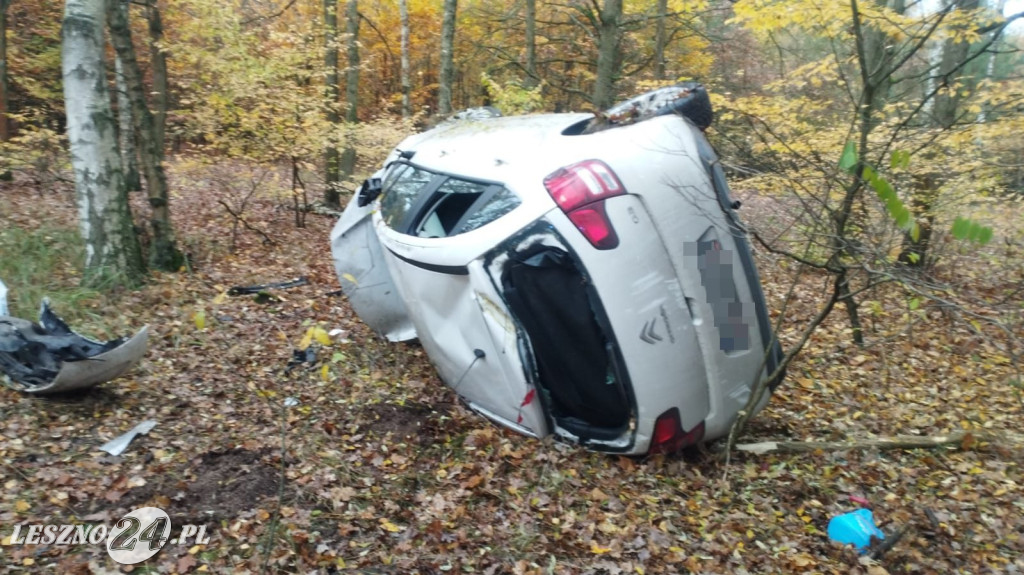 Poślizg na błocie i wywrotka samochodu