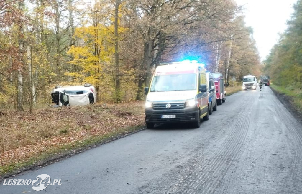 Poślizg na błocie i wywrotka samochodu