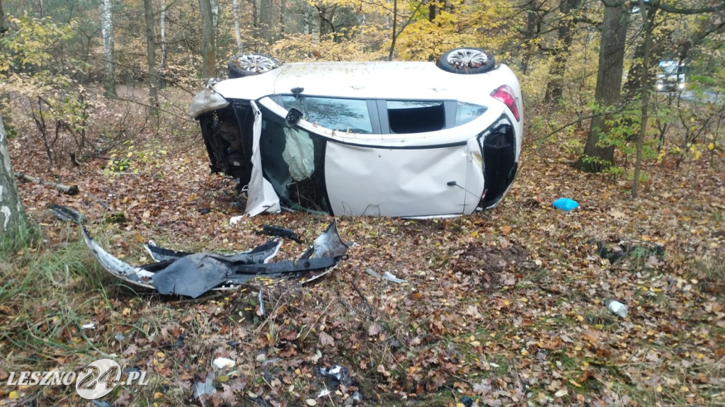 Poślizg na błocie i wywrotka samochodu