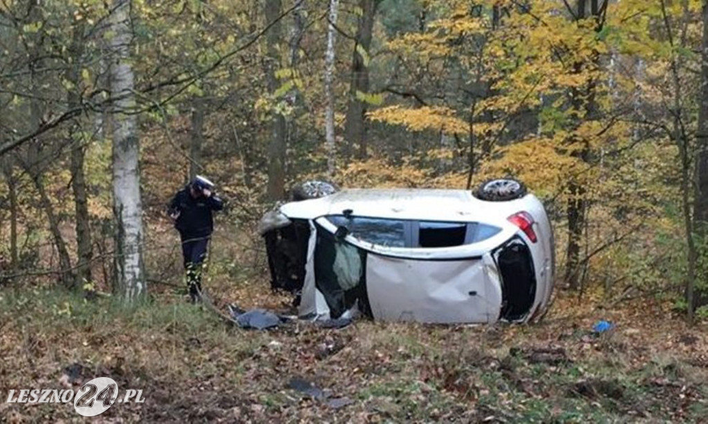 Poślizg na błocie i wywrotka samochodu