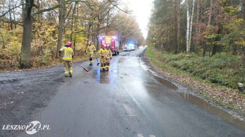 Poślizg na błocie i wywrotka samochodu