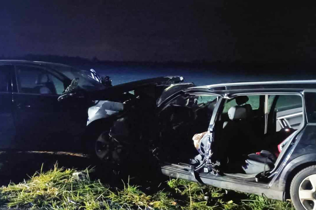 Czołowe zderzenie dwóch osobówek