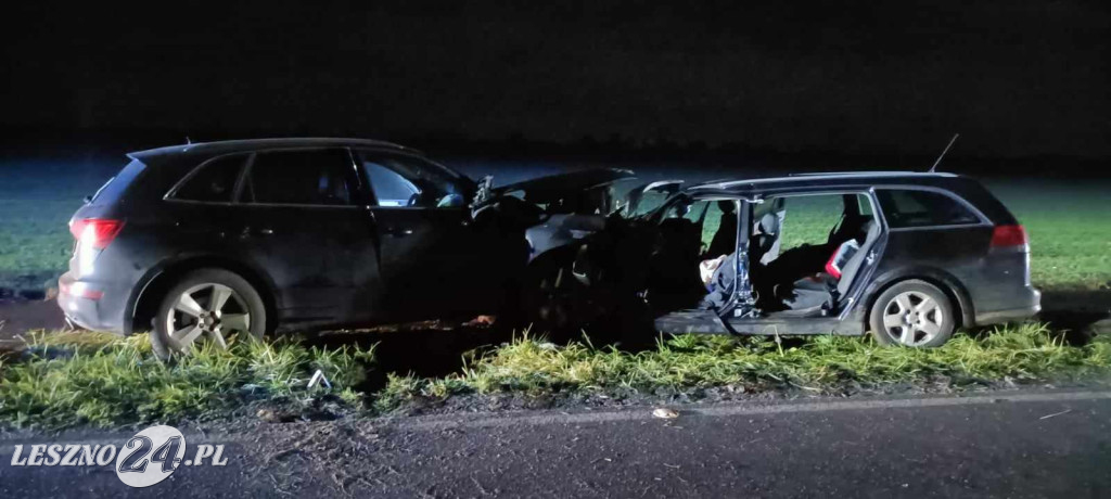 Czołowe zderzenie dwóch osobówek
