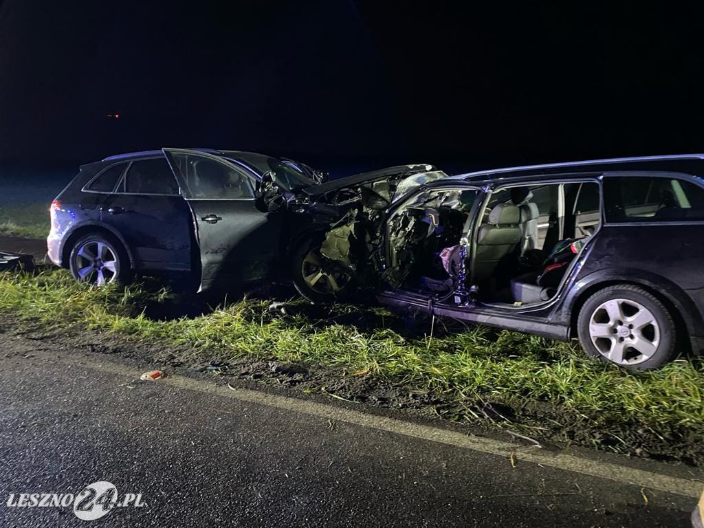 Czołowe zderzenie dwóch osobówek
