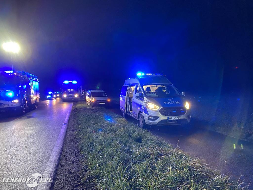 Czołowe zderzenie dwóch osobówek