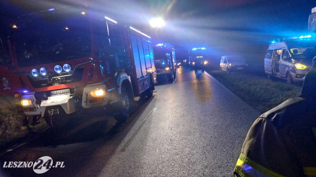 Czołowe zderzenie dwóch osobówek