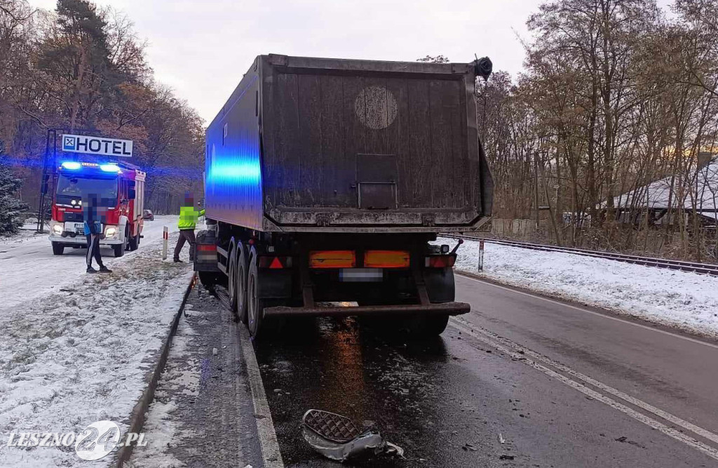 Zderzenie tira i osobówki na krajowej dwunastce
