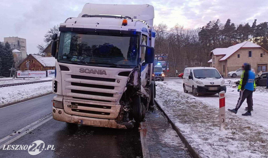 Zderzenie tira i osobówki na krajowej dwunastce