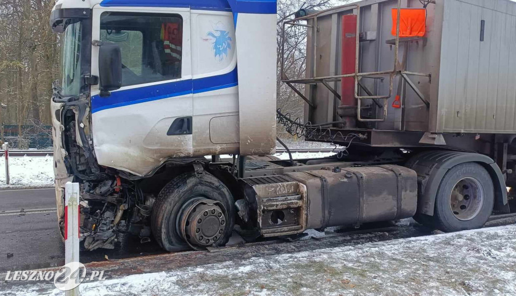 Zderzenie tira i osobówki na krajowej dwunastce
